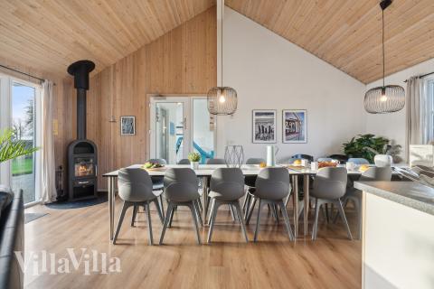 Det er plass til 16 personer i det store lyse oppholdsrommet i luksushus nr. 221.