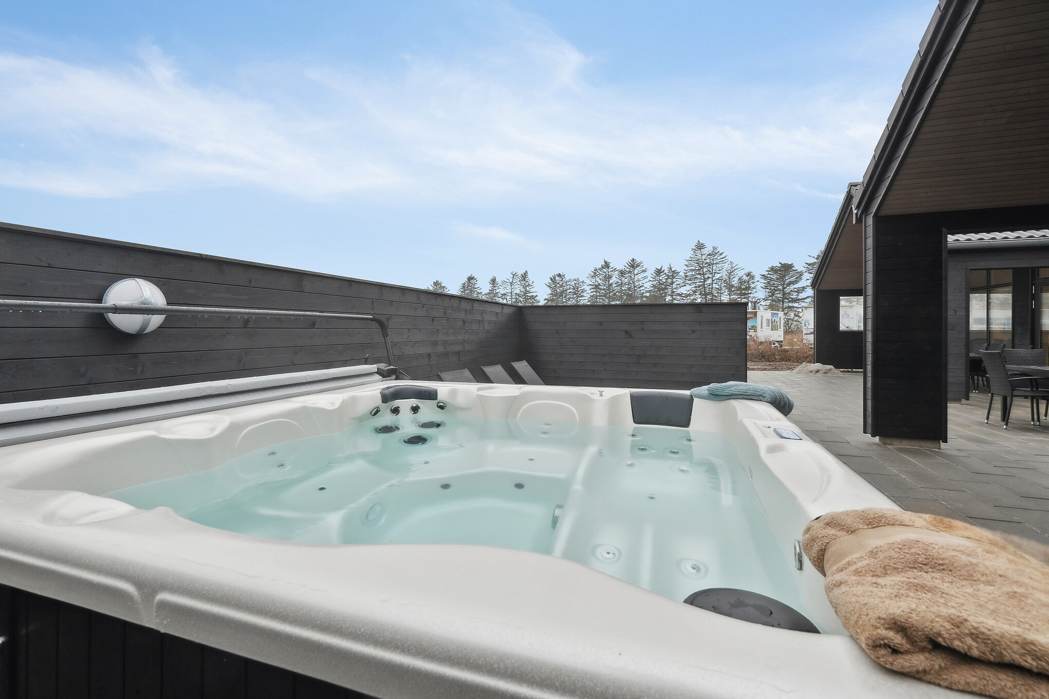 Nyt varmen i boblebadet i luksushus nr. 630 i Fyn og øyer