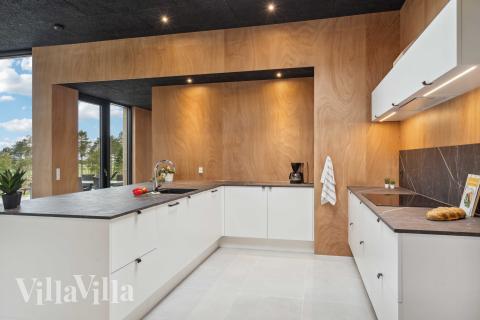 Kjøkkenet i luksushus nr. 684 i Limfjorden er godt innrettet.