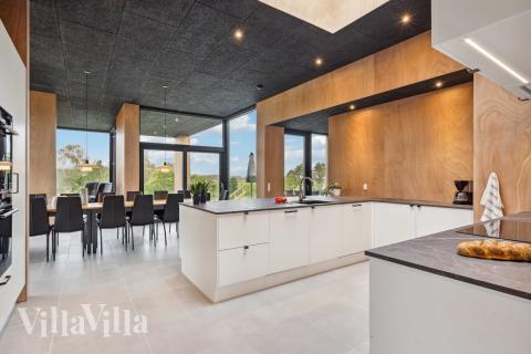 Kjøkkenet i luksushus nr. 684 er godt innrettet.