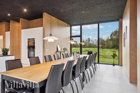 Det er plass til 18 personer i det store lyse oppholdsrommet i luksushus nr. 684.