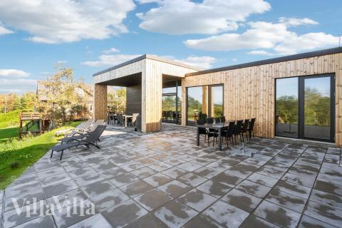 Nyt en grillkveld på terrassen i luksushus nr. 684 i Limfjorden