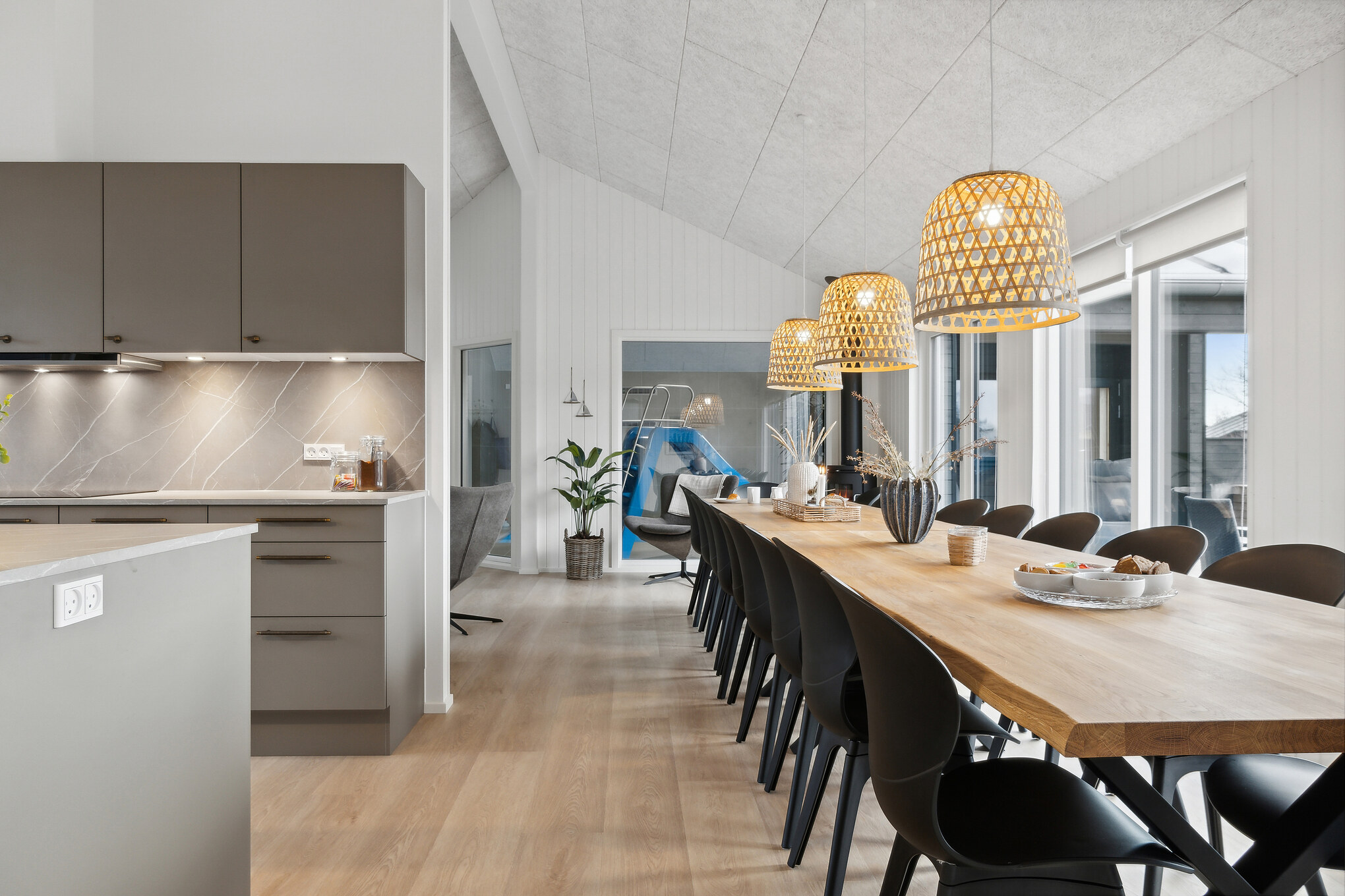 Det er plass til 20 personer i det store lyse oppholdsrommet i luksushus nr. 652.