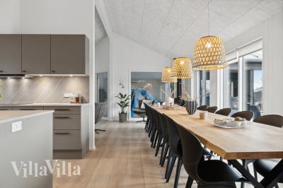 Det er plass til 20 personer i det store lyse oppholdsrommet i luksushus nr. 652.