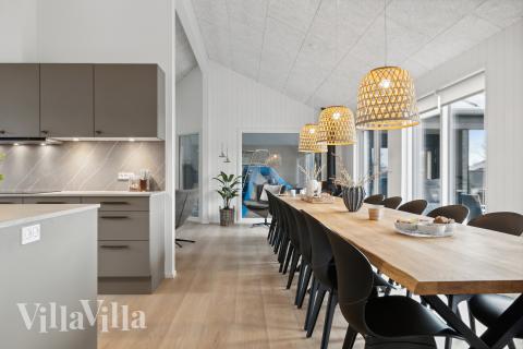 Det er plass til 20 personer i det store lyse oppholdsrommet i luksushus nr. 652.