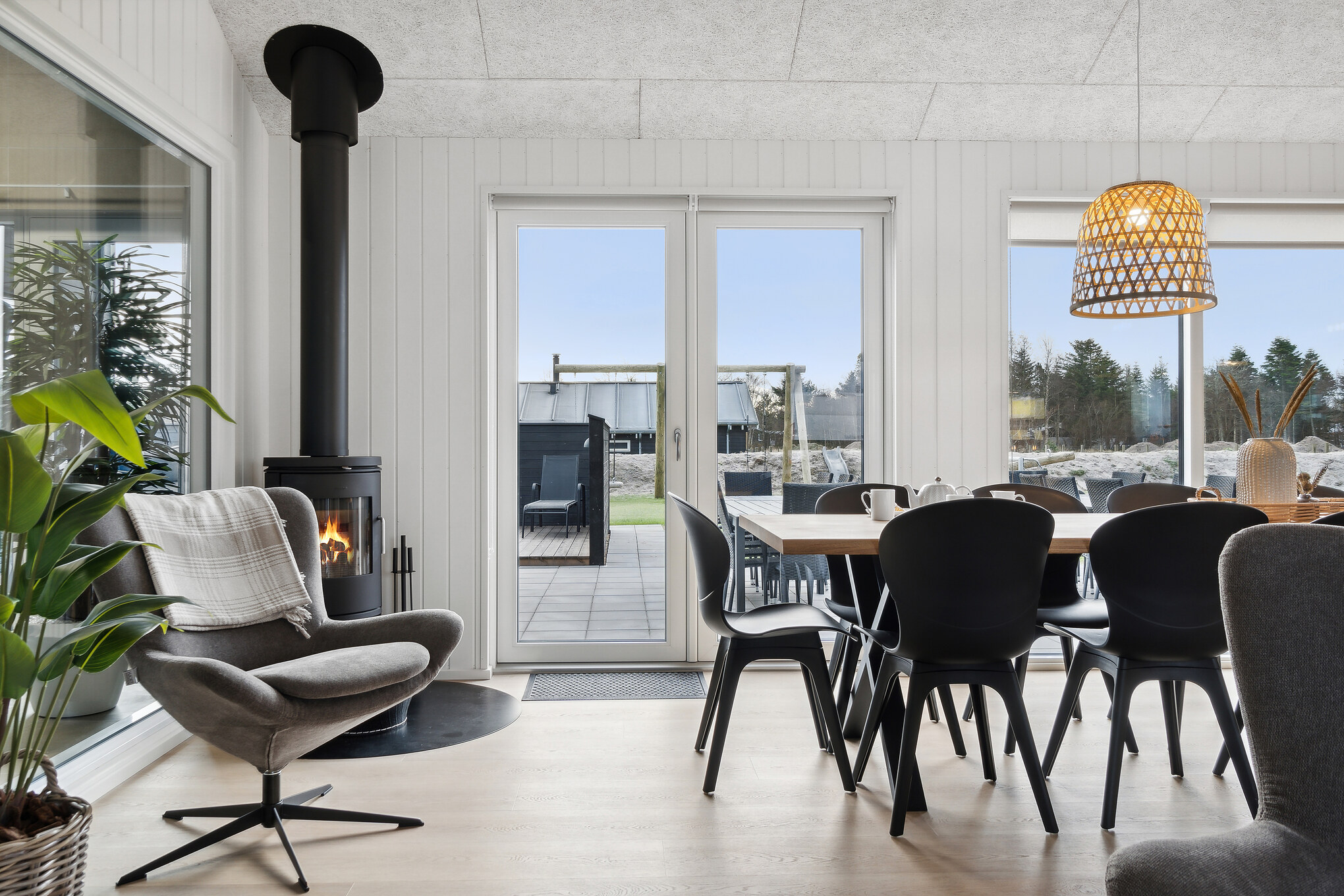 Sofaen i luksushus nr. 652 i Nordjylland er perfekt for å hygge seg med et brettspill eller se en film sammen.