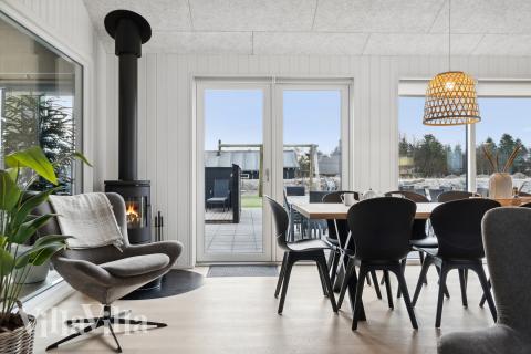 Sofaen i luksushus nr. 652 i Nordjylland er perfekt for å hygge seg med et brettspill eller se en film sammen.