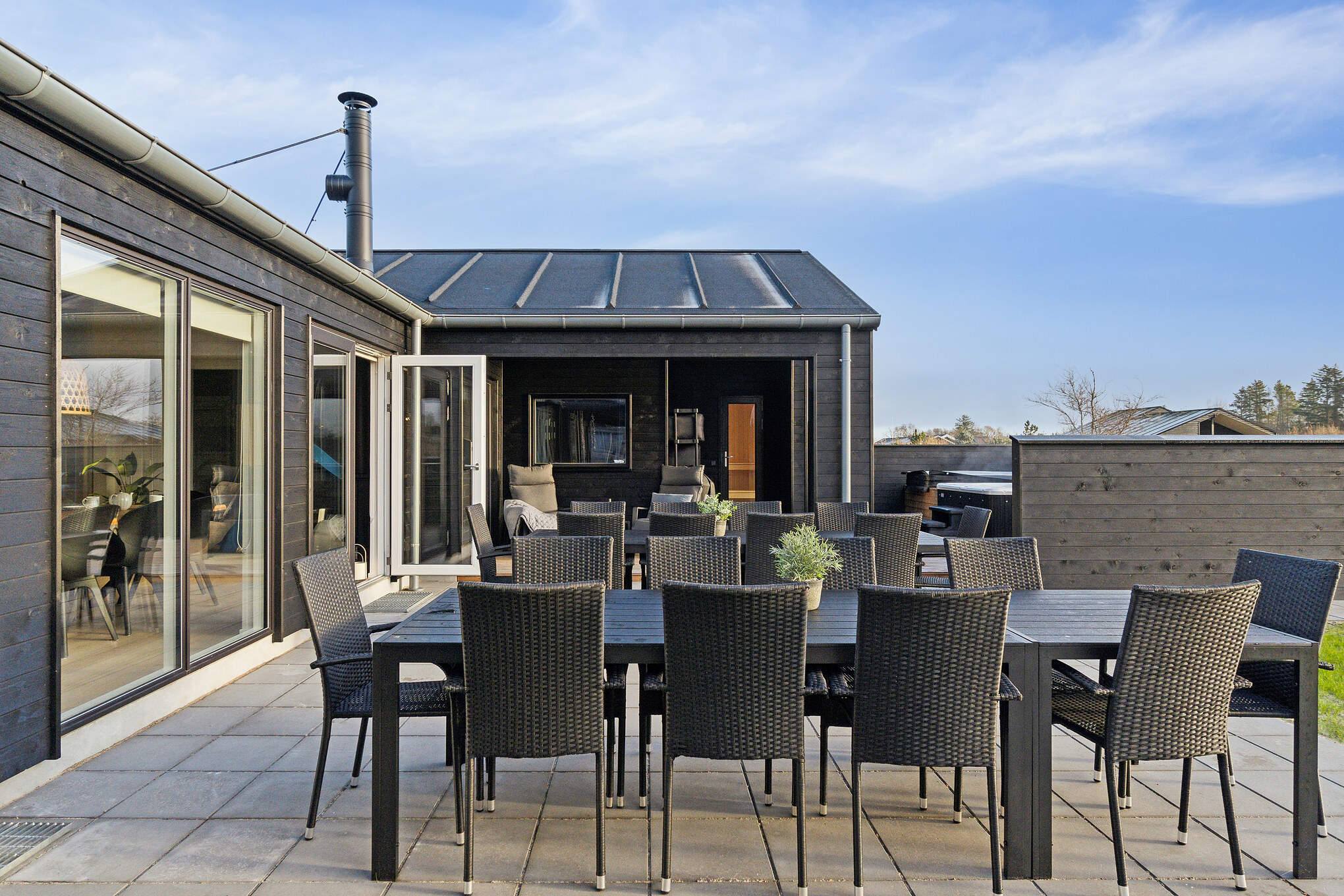 Nyt en grillkveld på terrassen i luksushus nr. 652 i Nordjylland