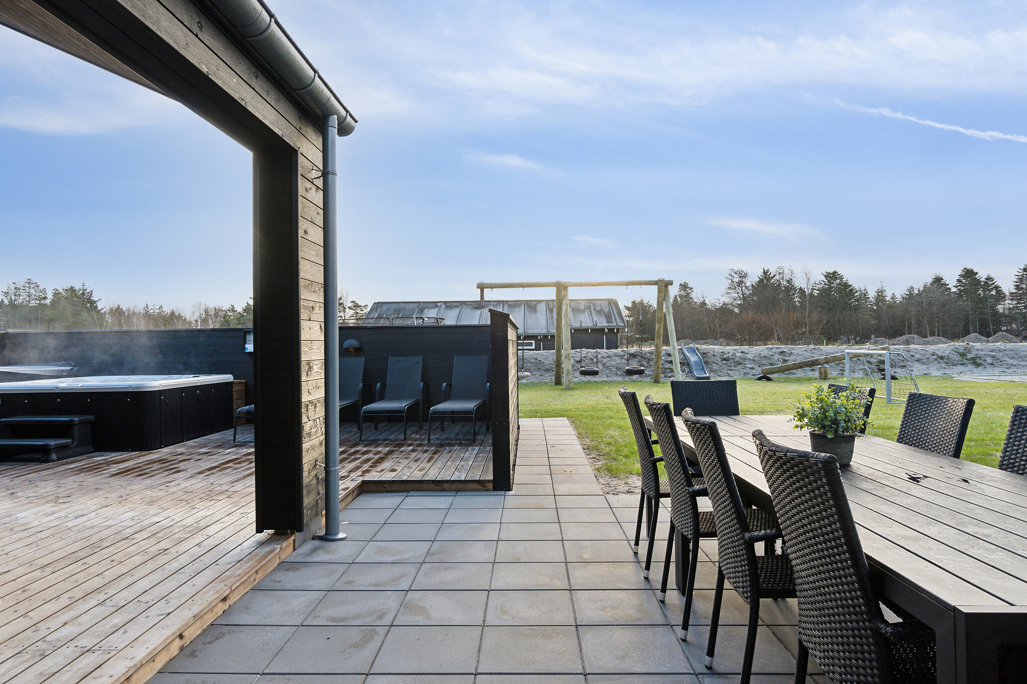 På terrassen i feriehus nr. 652 er det plass til 20 personer.