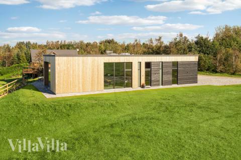 Dette lekre huset med svømmebasseng, nr. 684, med plass til 18 personer, ligger i Limfjorden