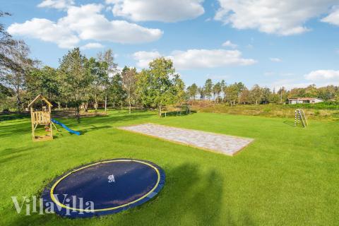 I det attraktive feriehuset nr. 684 i Limfjorden finnes det mengder av utendørsaktiviteter, som leketårn og huskestativ.