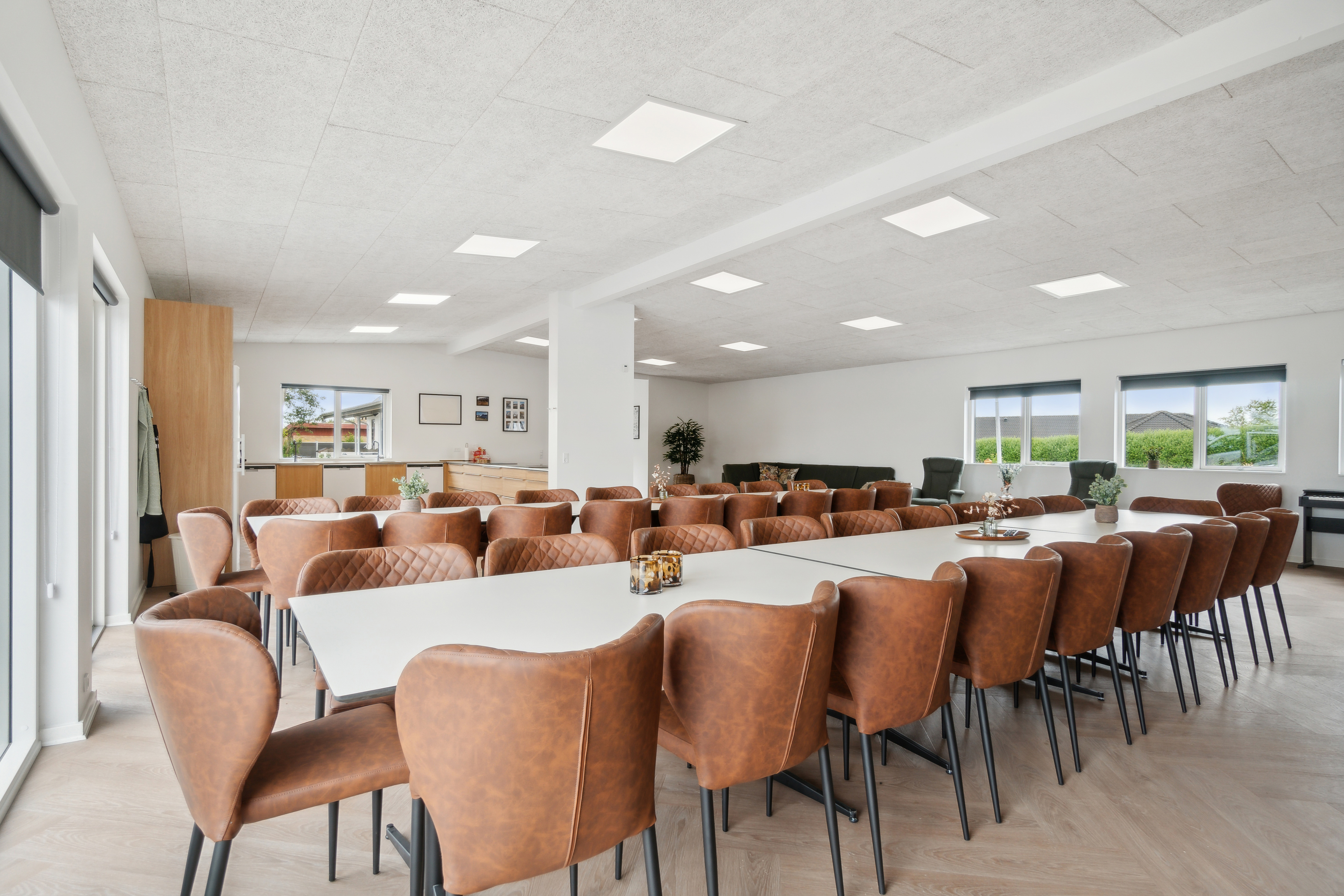 Det er plass til 32 personer i det store lyse oppholdsrommet i luksushus nr. 686.