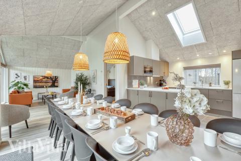 Det er plass til 14 personer i det store lyse oppholdsrommet i luksushus nr. 770.