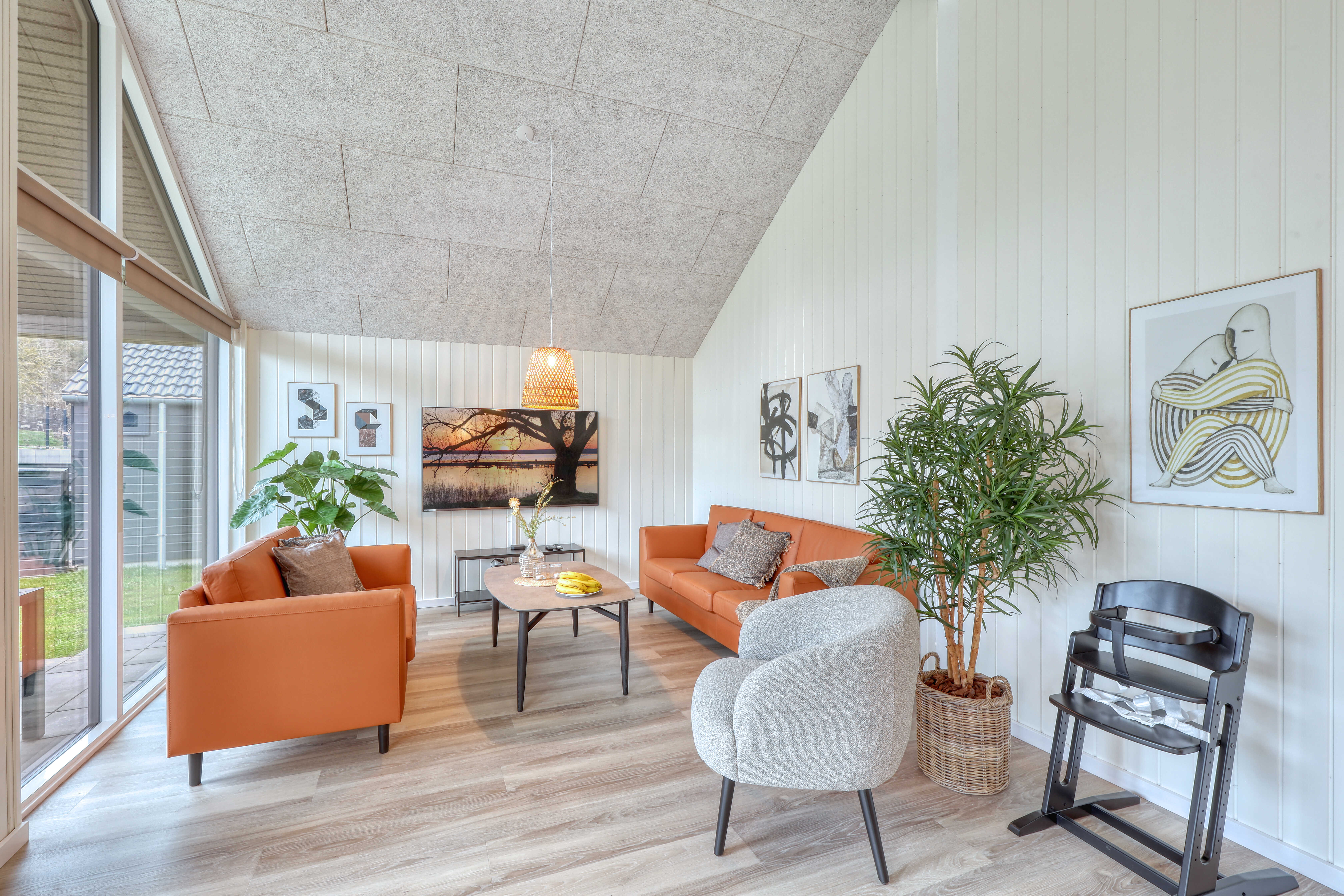 Sofaen i luksushus nr. 770 i Tyskland er perfekt for å hygge seg med et brettspill eller se en film sammen.