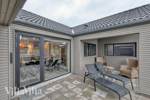 På terrassen i feriehus nr. 770 er det plass til 14 personer.