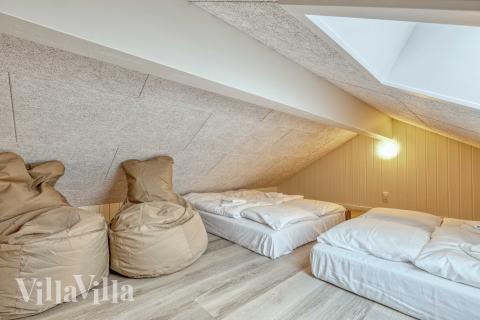 Noen av de 14 soveplassene i luksushus nr. 769 finnes på hems