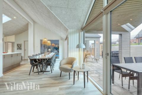 Det er plass til 14 personer i det store lyse oppholdsrommet i luksushus nr. 769.