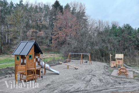 I det attraktive feriehuset nr. 768 i Tyskland finnes det mengder av utendørsaktiviteter, som leketårn og huskestativ.