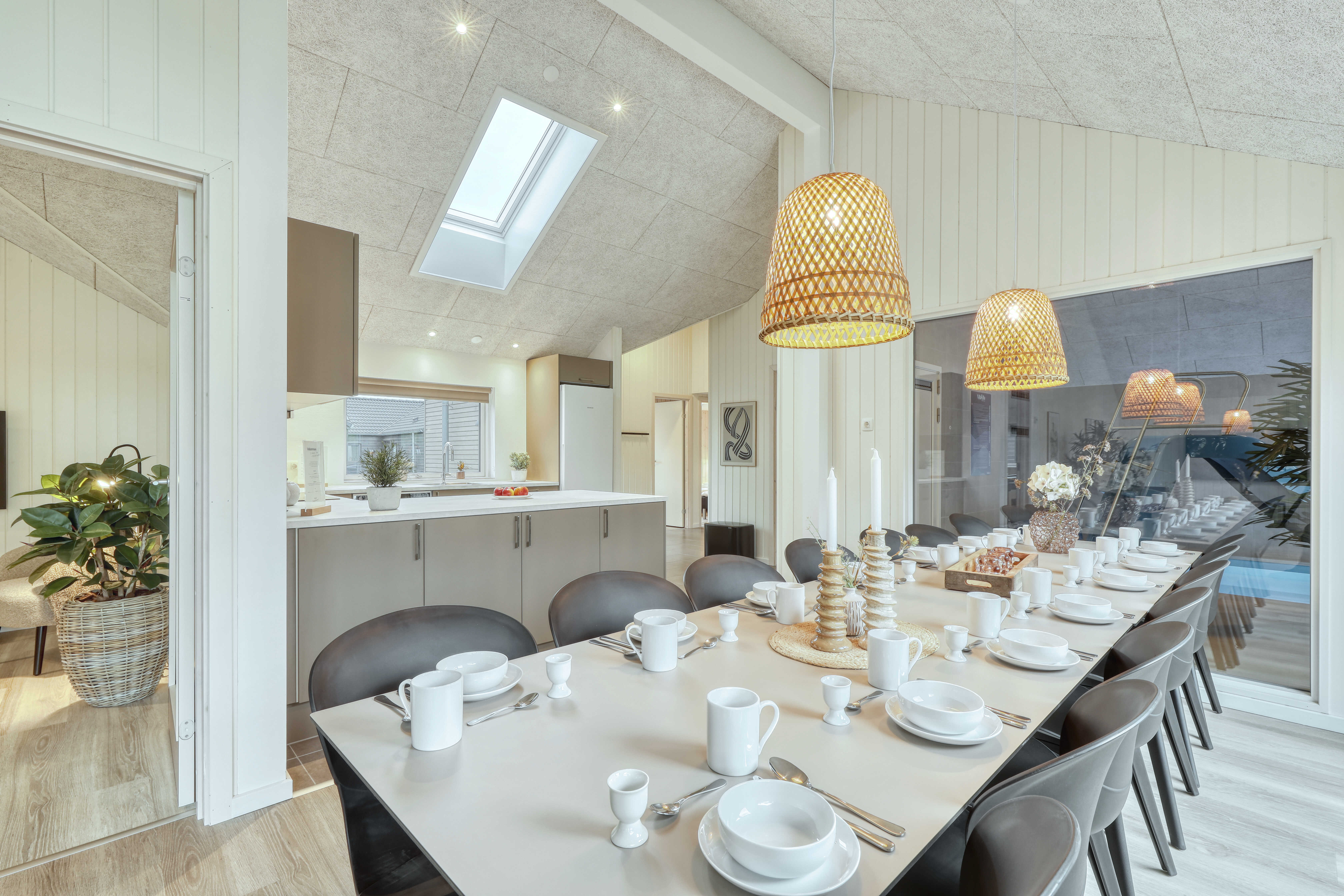 Det er plass til 14 personer i det store lyse oppholdsrommet i luksushus nr. 767.