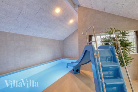 Det flotte bassenget i luksushus nr. 767 til 14 personer