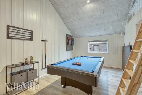 I tillegg til alle aktivitetsmulighetene i husets bassengavdeling, kan du også spille biljard, bordtennis og dart i luksushus nr. 767