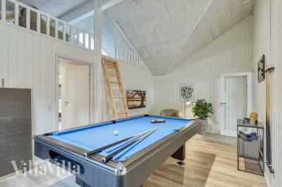 I tillegg til alle aktivitetsmulighetene i husets bassengavdeling, kan du også spille biljard, bordtennis og dart i luksushus nr. 766