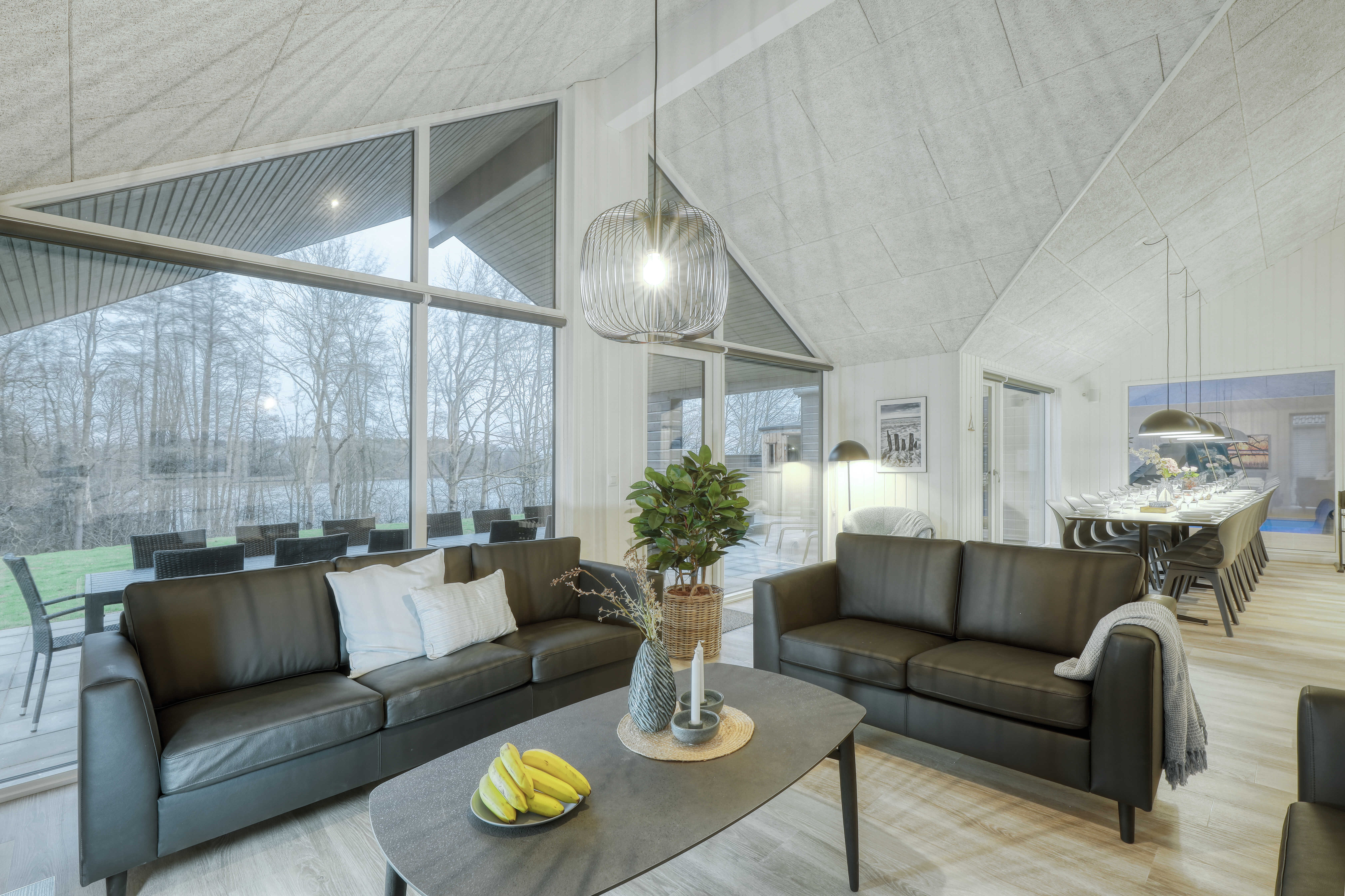 Sofaen i luksushus nr. 760 i Tyskland er perfekt for å hygge seg med et brettspill eller se en film sammen.