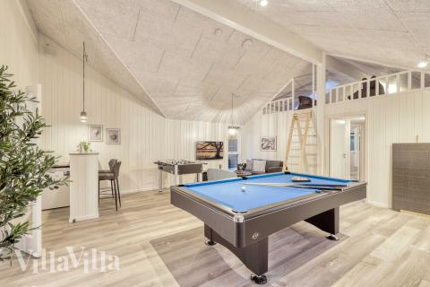 I tillegg til alle aktivitetsmulighetene i husets bassengavdeling, kan du også spille biljard, bordtennis og dart i luksushus nr. 761