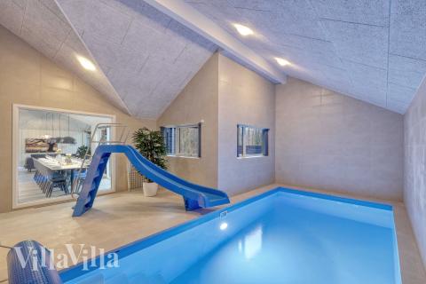 Luksushus nr. 761 til 16 personer tilbyr et stort aktivitetsrom med bl.a. biljard og dart