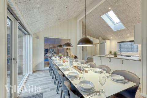 Det er plass til 16 personer i det store lyse oppholdsrommet i luksushus nr. 761.