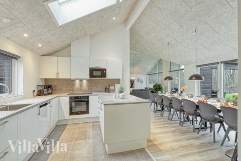 Kjøkkenet i luksushus nr. 761 er fullt utstyrt så dere lett kan lage mat til 16 personer.