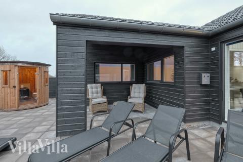 Luksushus nr. 761 har en deilig terrasse med gode hagemøbler til 16 personer.