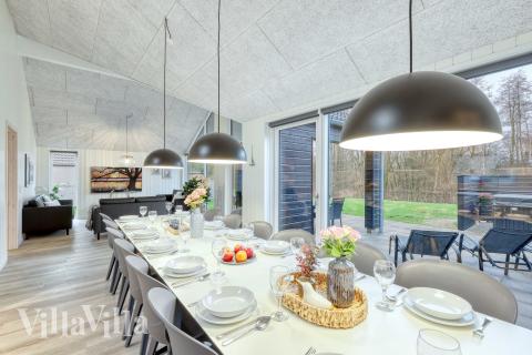 Det er plass til 16 personer i det store lyse oppholdsrommet i luksushus nr. 762.