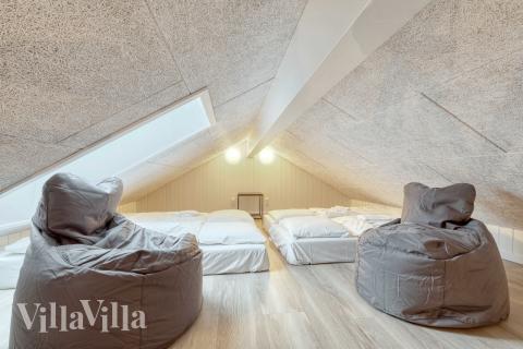 Noen av de 16 soveplassene i luksushus nr. 762 finnes på hems