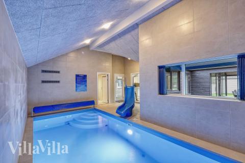 Det flotte bassenget i luksushus nr. 763 til 16 personer