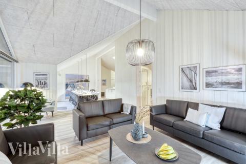 Sofaen i luksushus nr. 763 i Tyskland er perfekt for å hygge seg med et brettspill eller se en film sammen.