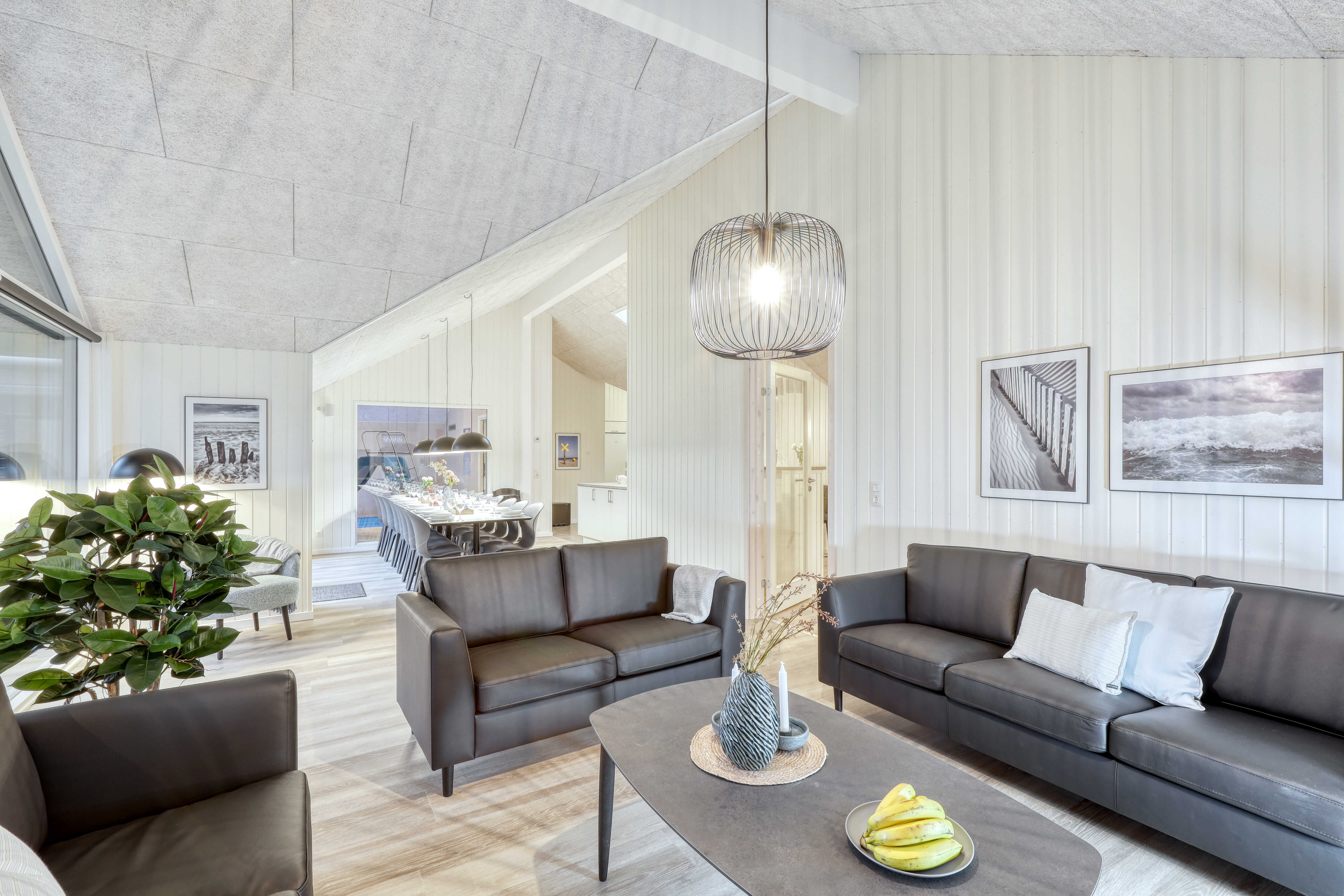 Sofaen i luksushus nr. 763 i Tyskland er perfekt for å hygge seg med et brettspill eller se en film sammen.