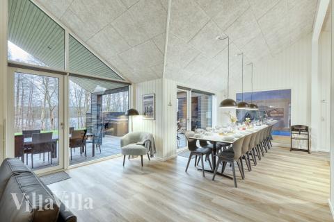 Det er plass til 16 personer i det store lyse oppholdsrommet i luksushus nr. 763.