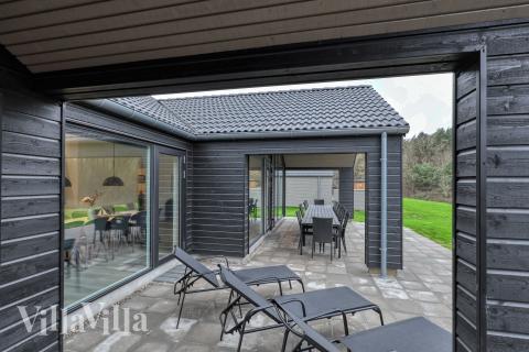 Nyt en grillkveld på terrassen i luksushus nr. 763 i Tyskland