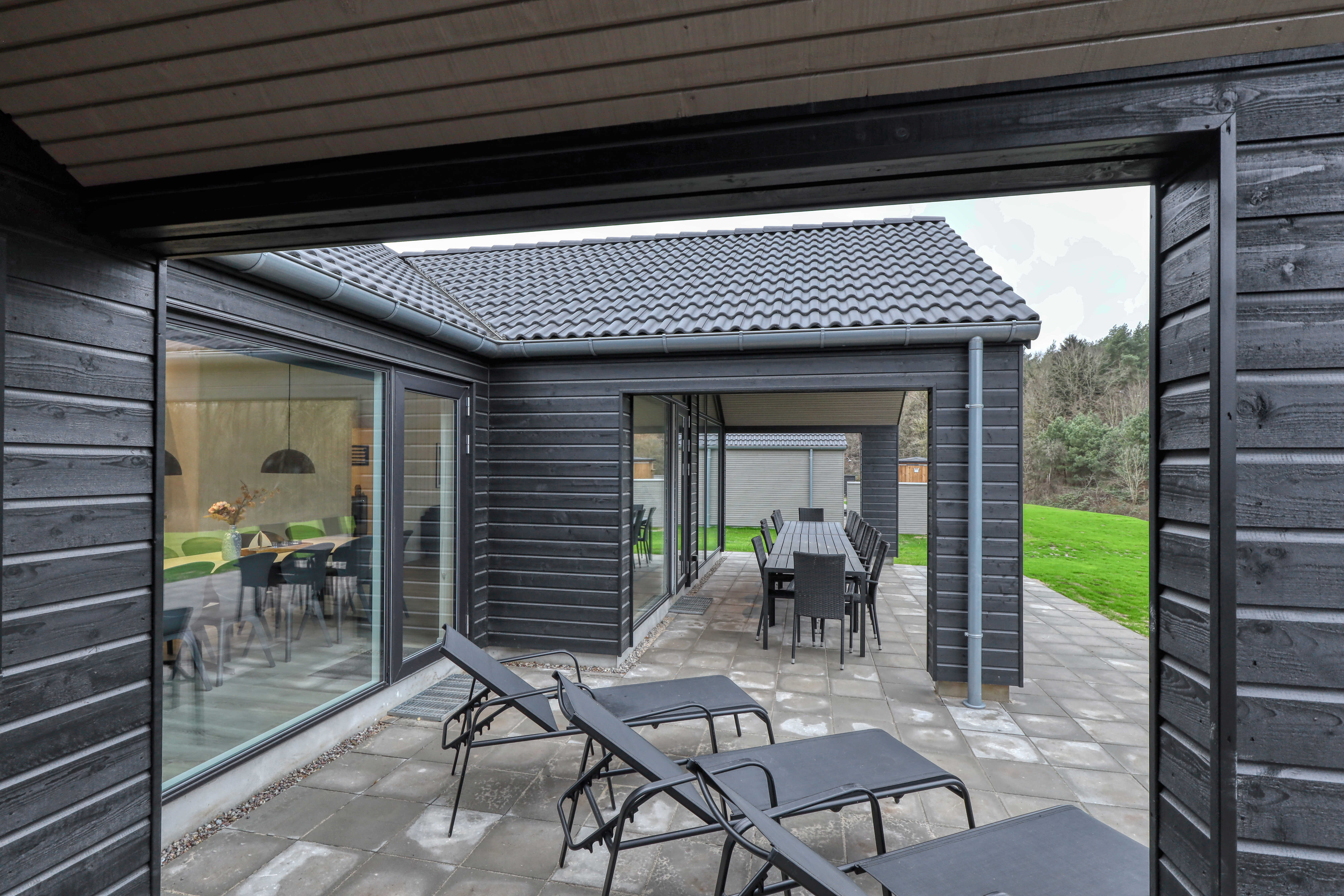 Nyt en grillkveld på terrassen i luksushus nr. 763 i Tyskland