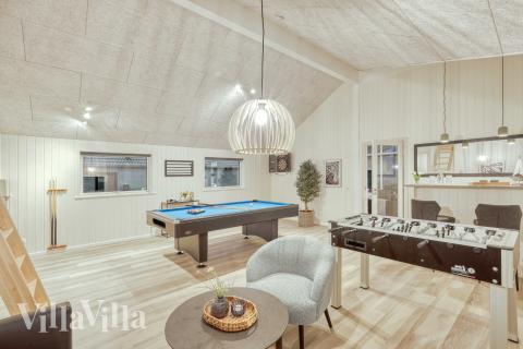 I tillegg til alle aktivitetsmulighetene i husets bassengavdeling, kan du også spille biljard, bordtennis og dart i luksushus nr. 764