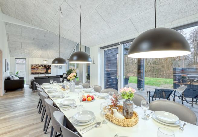 Det er plass til 16 personer i det store lyse oppholdsrommet i luksushus nr. 764.