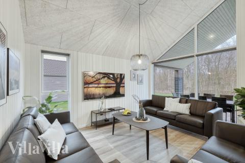 Sofaen i luksushus nr. 764 i Tyskland er perfekt for å hygge seg med et brettspill eller se en film sammen.