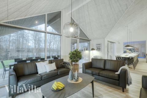 Sofaen i luksushus nr. 765 i Tyskland er perfekt for å hygge seg med et brettspill eller se en film sammen.