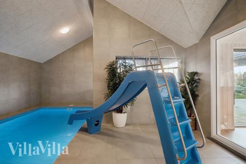 Det flotte bassenget i luksushus nr. 597 til 18 personer