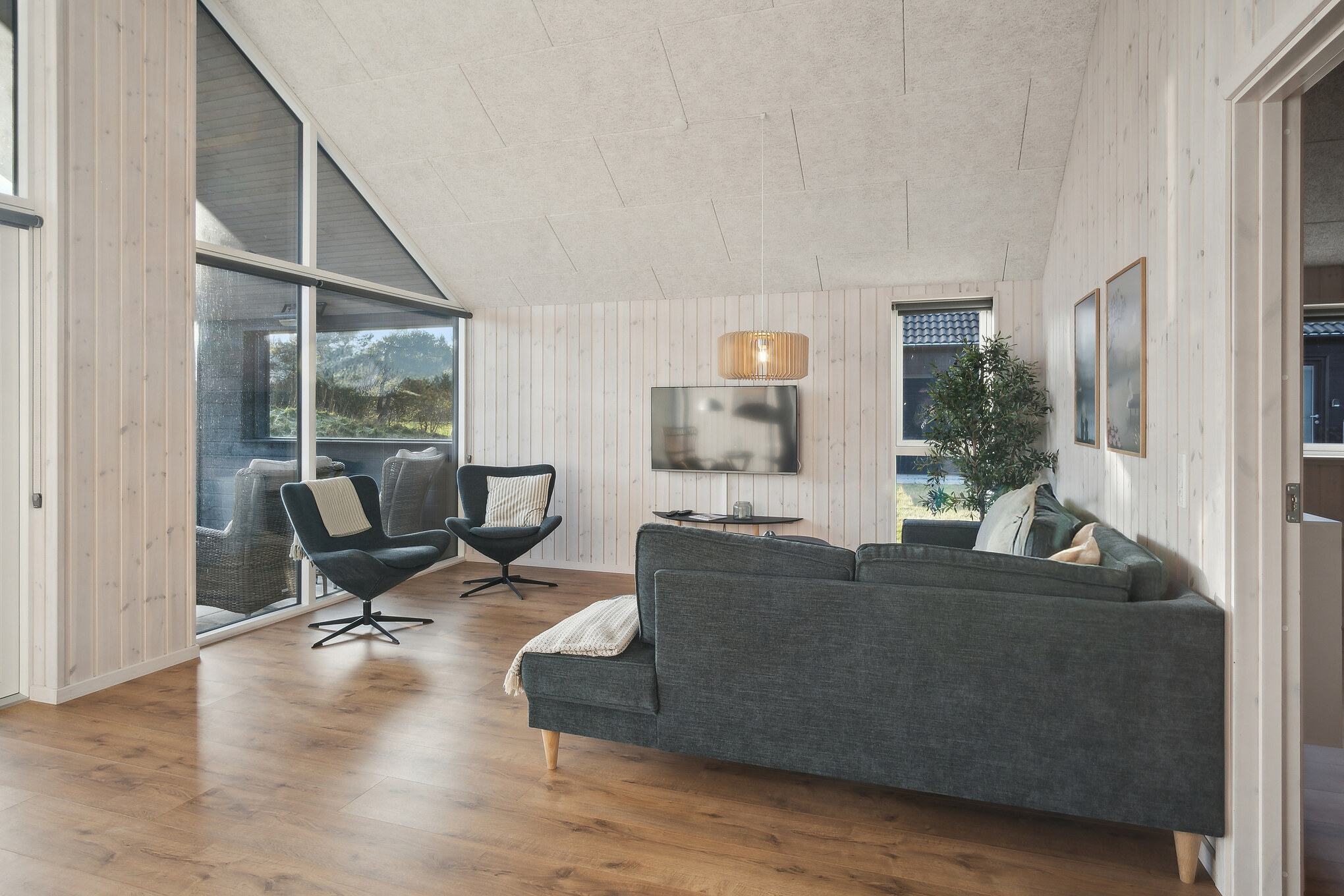 Sofaen i luksushus nr. 597 i Sydjylland er perfekt for å hygge seg med et brettspill eller se en film sammen.