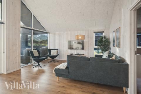 Sofaen i luksushus nr. 597 i Sydjylland er perfekt for å hygge seg med et brettspill eller se en film sammen.