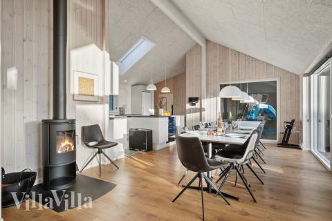 Det er plass til 18 personer i det store lyse oppholdsrommet i luksushus nr. 597.