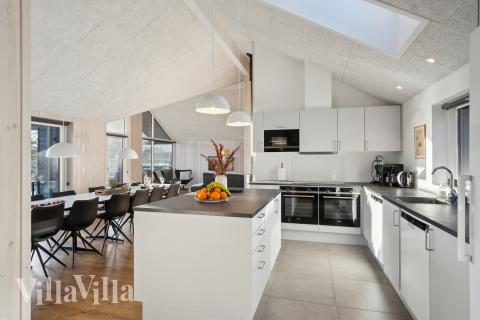 Kjøkkenet i luksushus nr. 597 i Sydjylland er godt innrettet.