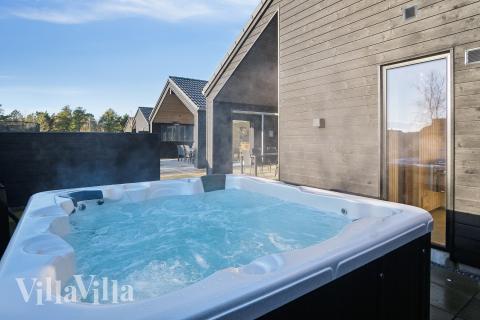 Nyt varmen i boblebadet i luksushus nr. 597 i Sydjylland